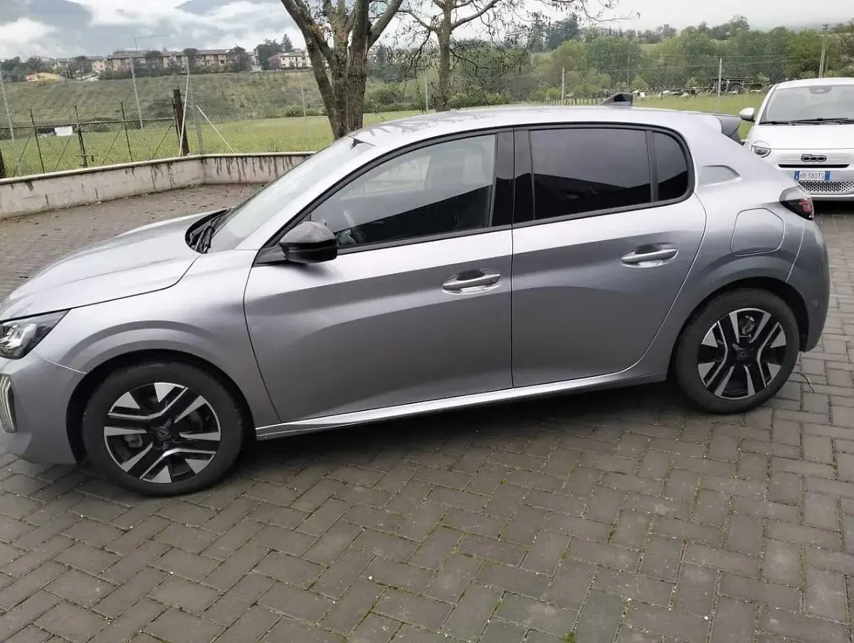 Usata Peugeot 208 Allure 101 CV (74 kW) 2025 Grigio Utilitaria
