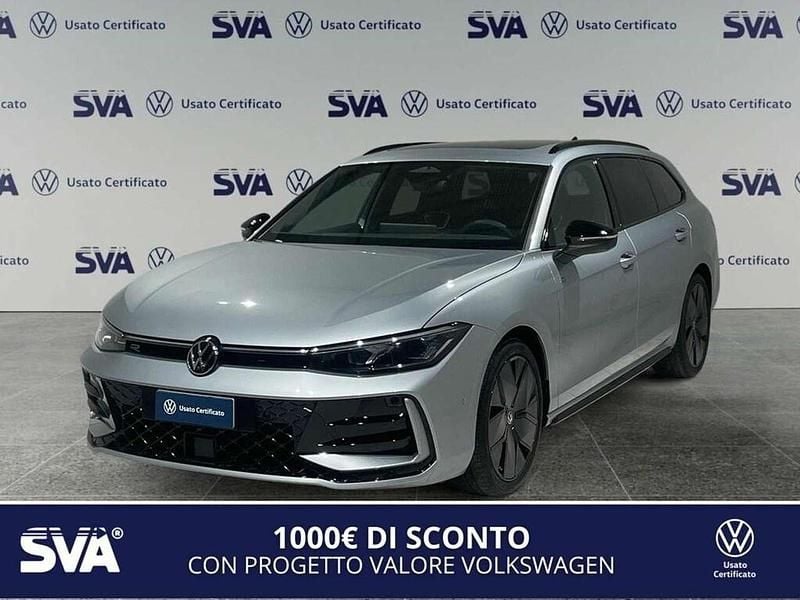 Usata VW Passat R-line 150 CV (110 kW) 2024 Dolomite silver metallizzato Station wagon