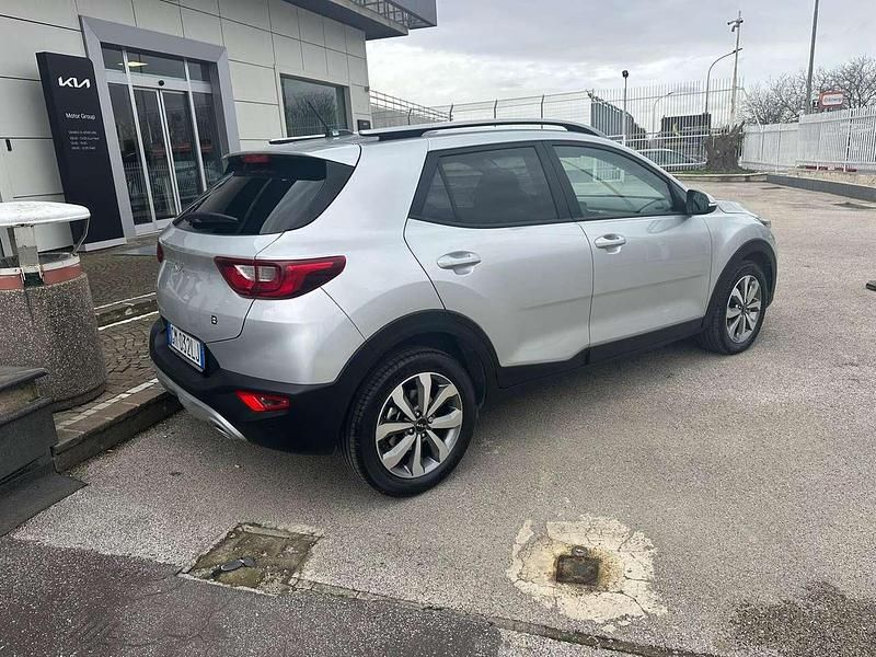 Usata Kia Stonic Style 82 CV (60 kW) 2023 Lunar silver SUV