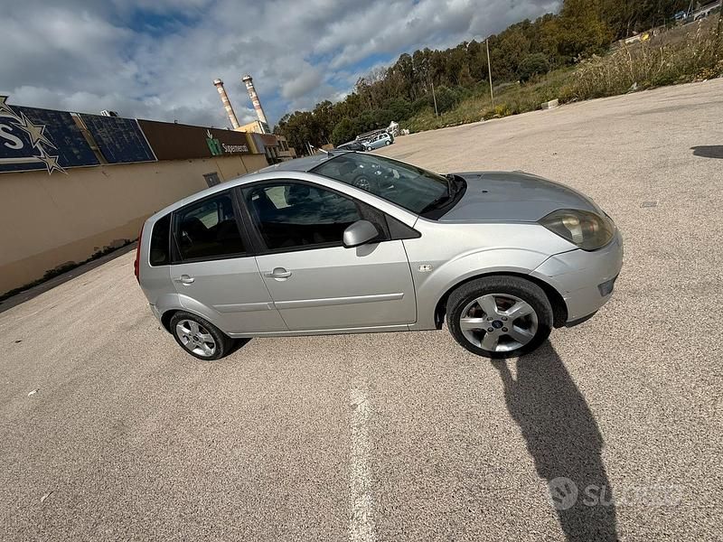 Usata Ford Fiesta 2006 Grigio Berlina