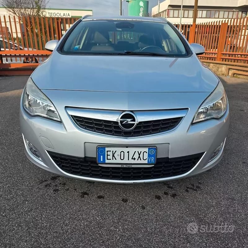 Usata Opel Astra Cosmo 125 CV (91 kW) 2011 Grigio Station wagon