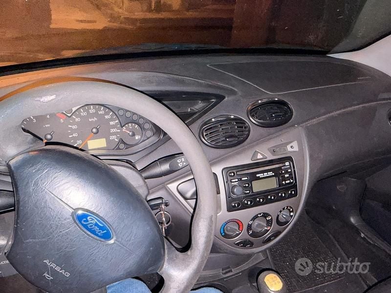Begagnad Ford Focus 100 HK (73 kW) 2003 Grå Sedan