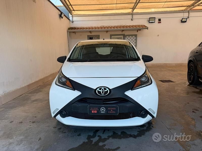 Bianco Usata 2015 Toyota Aygo Cool Due volumi | 5499 € (Ottimo prezzo) - Immagine 1/4