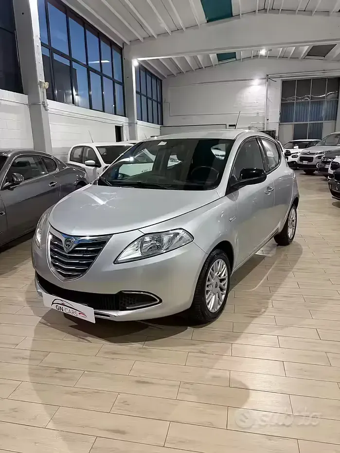 Usata Lancia Ypsilon 85 CV (62 kW) 2015 Grigio Utilitaria
