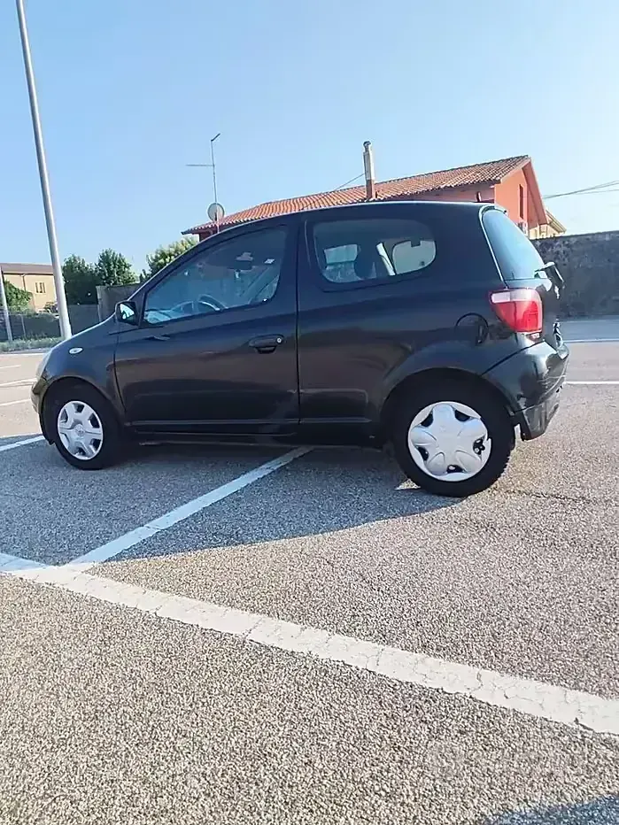 Usata Toyota Yaris 68 CV (50 kW) 2003 Nero Berlina