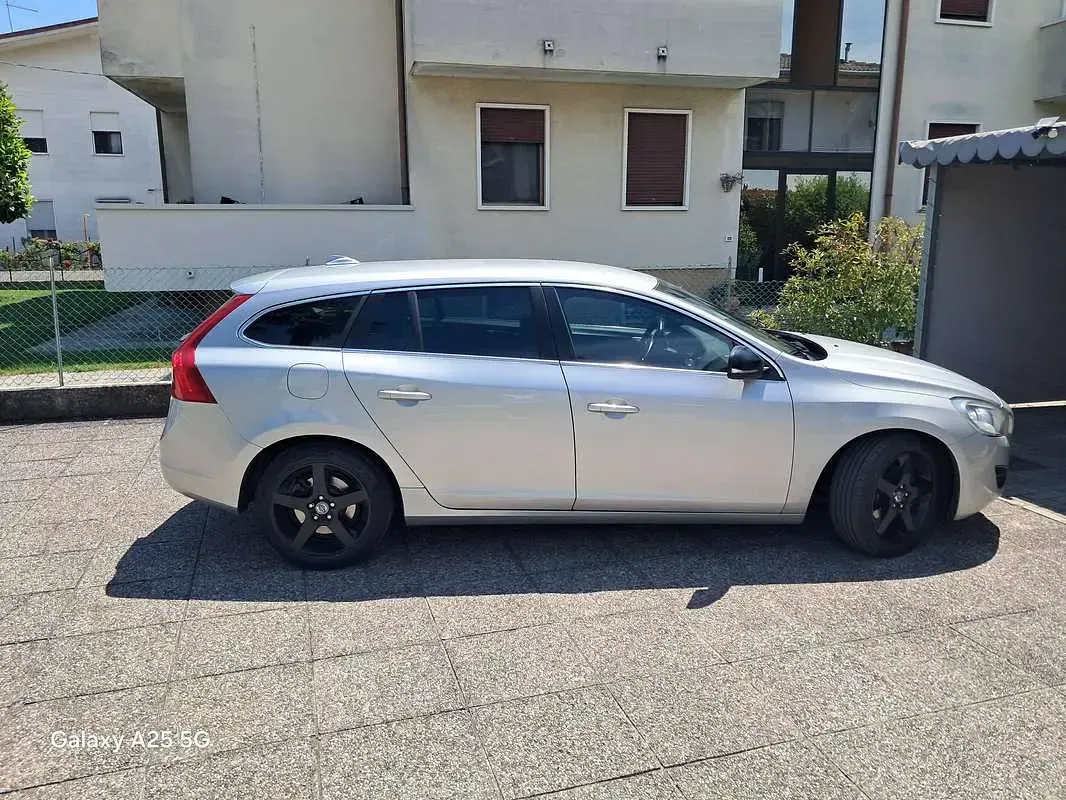 Usata Volvo V60 Momentum 163 CV (119 kW) 2011 Argento Station wagon