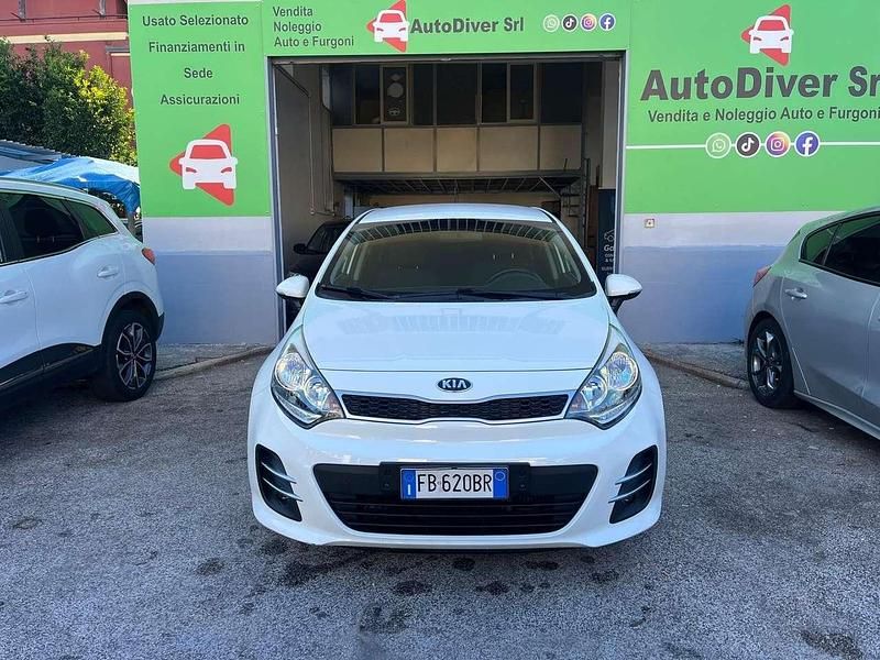 Usata Kia Rio 75 CV (55 kW) 2015 Bianco Berlina