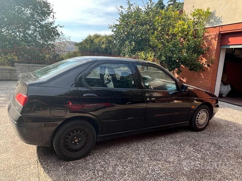 Usata Alfa Romeo 146 103 CV (75 kW) 2001 Nero Utilitaria