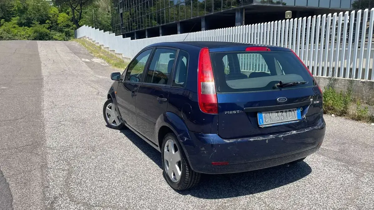 Usata Ford Fiesta Ambiente 68 CV (50 kW) 2003 Blu/azzurro Utilitaria