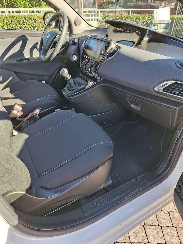 Usata Lancia Ypsilon Gold 69 CV (50 kW) 2023 Bianco Utilitaria