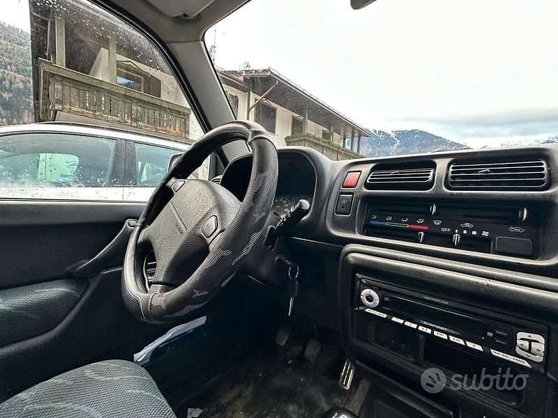 Usata Suzuki Jimny 80 CV (58 kW) 2002 Grigio SUV