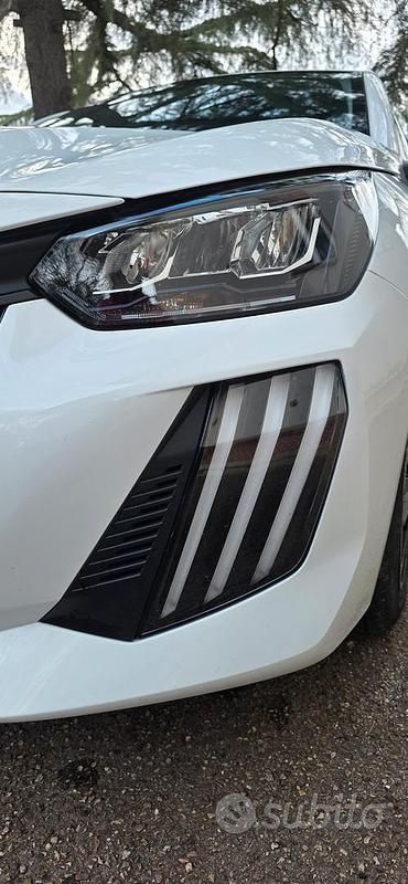 Usata Peugeot 208 101 CV (74 kW) 2024 Bianco Utilitaria