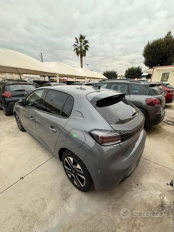 Usata Peugeot 208 Allure 101 CV (74 kW) 2024 Grigio Utilitaria