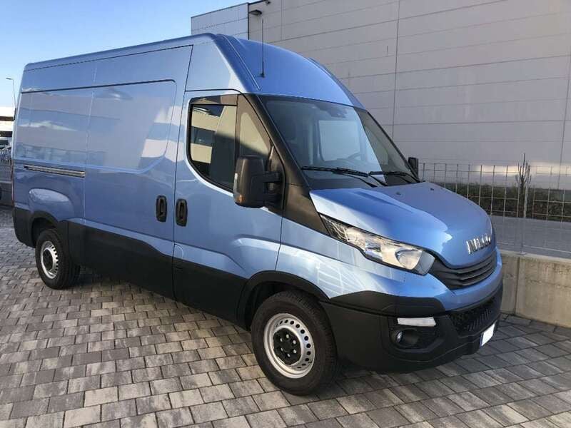 Azzuro Usata 2020 Iveco Daily Furgone | 17.600 € (Super prezzo) - Immagine 1/4