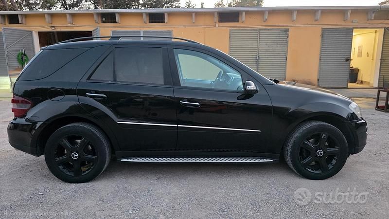 Usata Mercedes ML320 224 CV (164 kW) 2007 Nero SUV