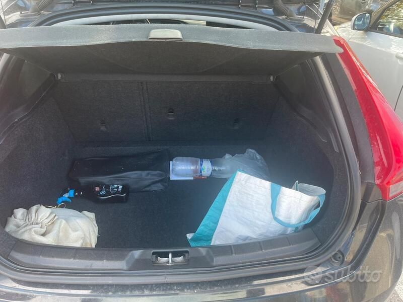 Nero Usata 2015 Volvo V40 R-Design Kinetic Station wagon | 8000 € (Cara) - Immagine 1/4