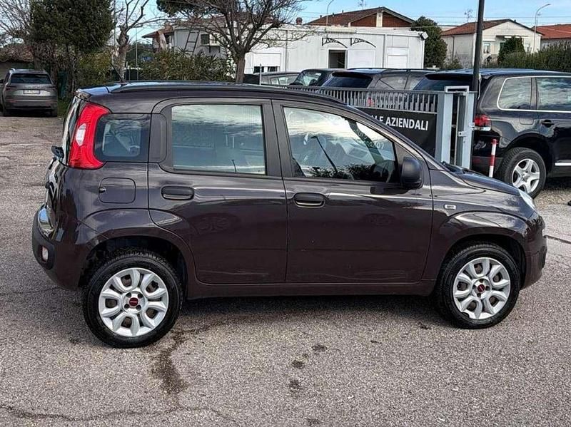 Usata Fiat Panda Climbing 60 CV (44 kW) 2013 Color melanzana Utilitaria
