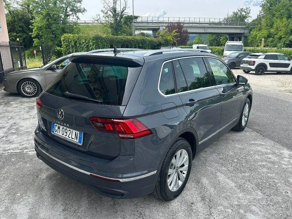 Usata VW Tiguan Life 150 CV (110 kW) 2023 Grigio scuro SUV