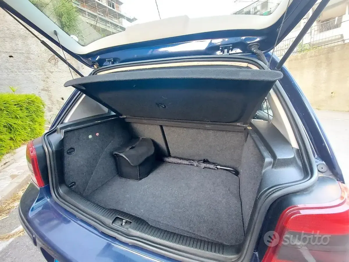 Usata VW Golf IV 101 CV (74 kW) 2002 Blu Berlina