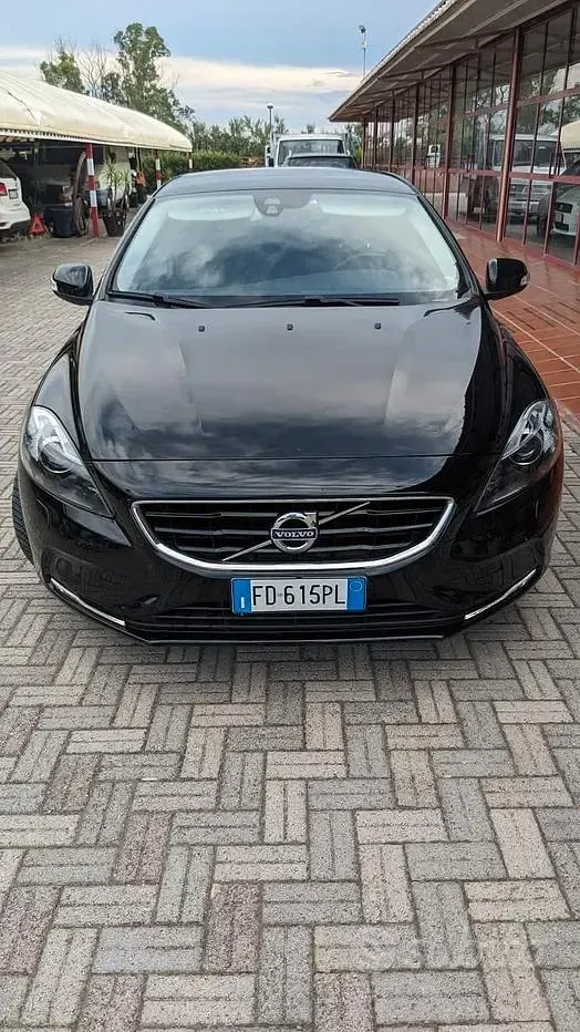 Usata Volvo V40 120 CV (88 kW) 2016 Nero Berlina