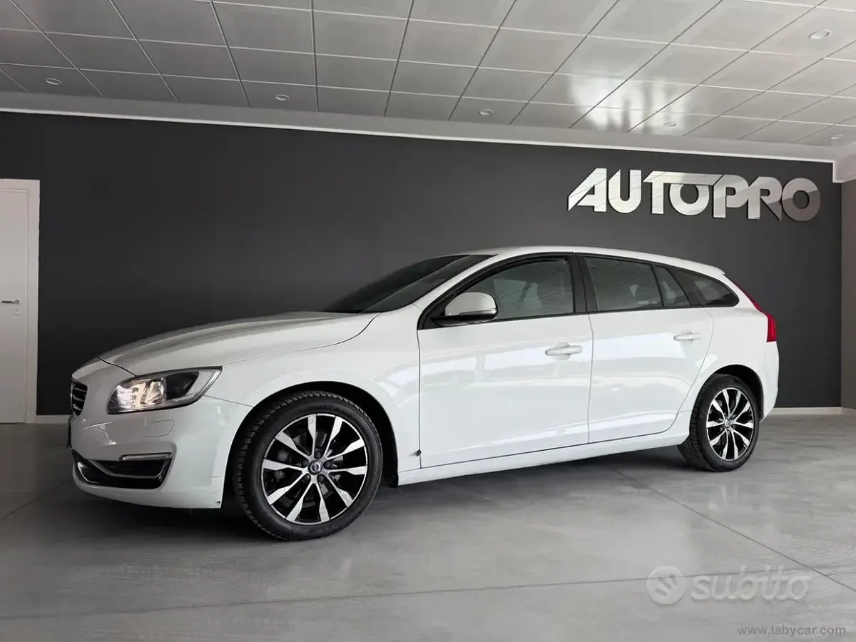 Usata Volvo V60 Business Edition 150 CV (110 kW) 2017 Bianco Station wagon