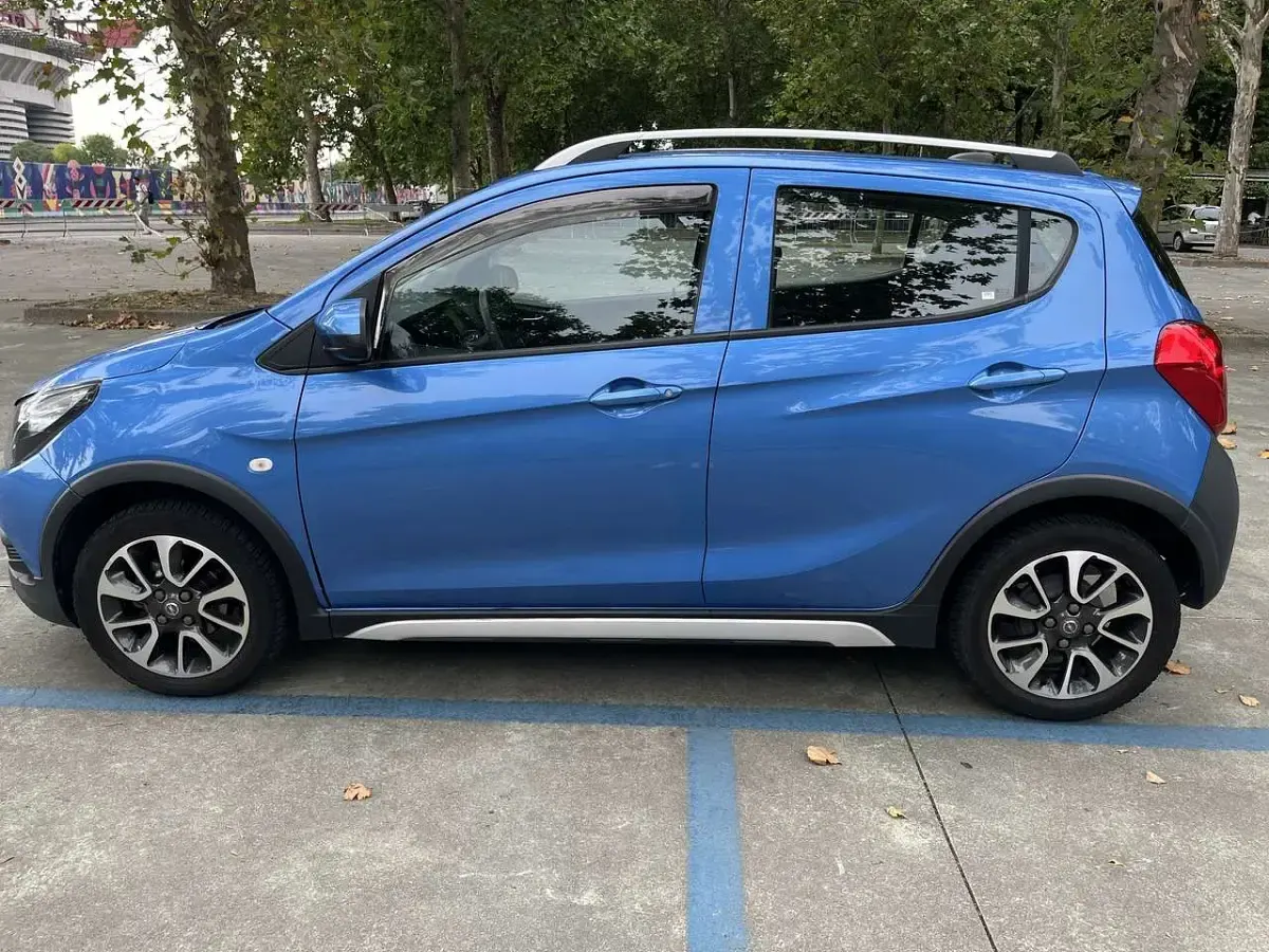 Usata Opel Karl Rocks 73 CV (53 kW) 2018 Blu/azzurro Utilitaria