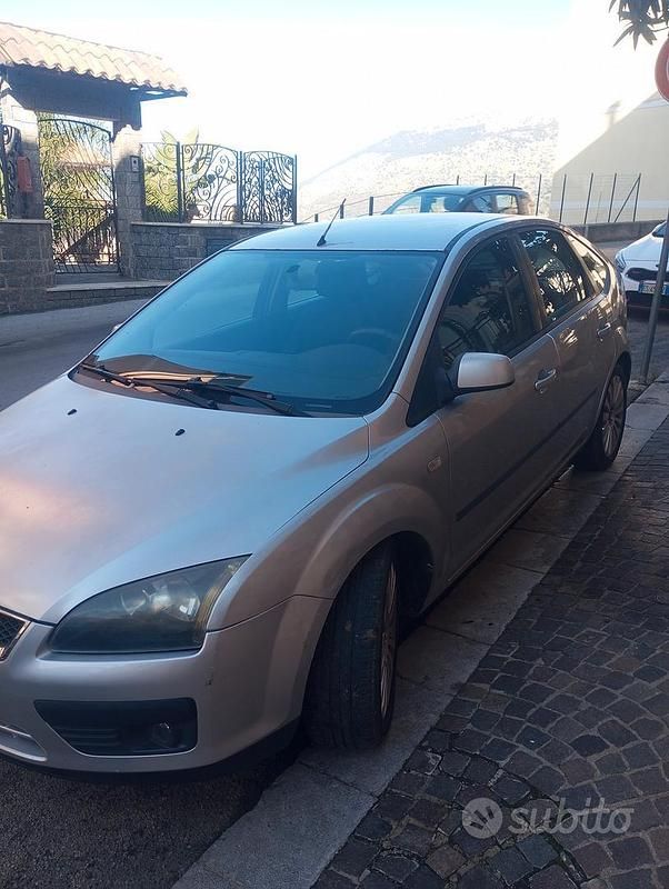 Grigio Usata 2005 Ford Focus Tre volumi | 2300 € (Buon prezzo) - Immagine 1/4
