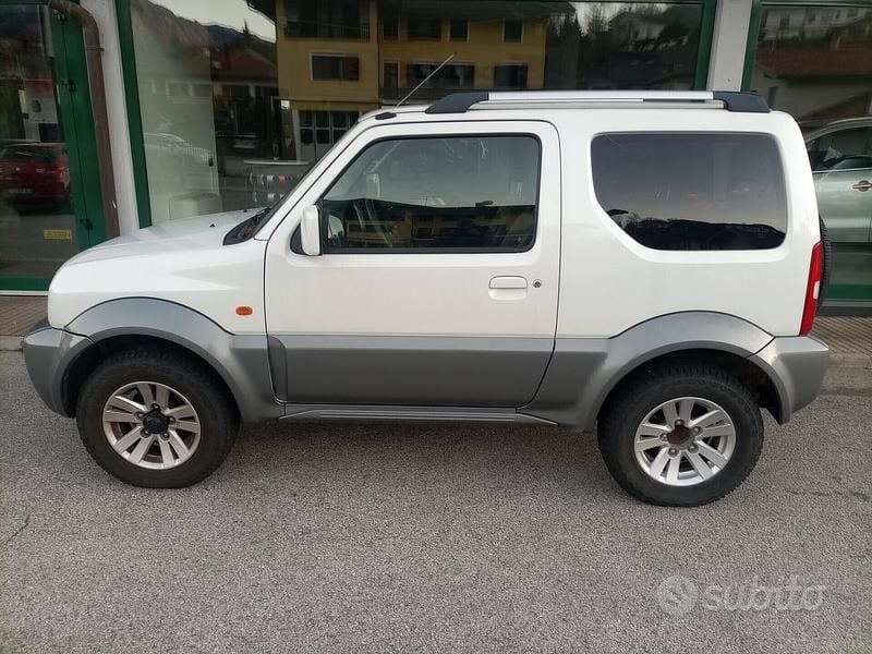 Usata Suzuki Jimny 86 CV (63 kW) 2011 Bianco SUV