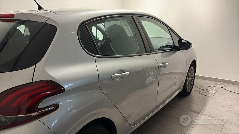 Grigio Usata 2016 Peugeot 208 Active Due volumi | 5500 € - Immagine 1/4