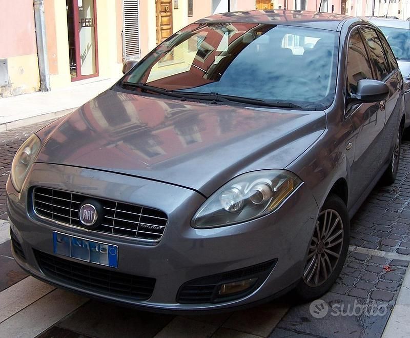 Usata Fiat Croma 150 CV (110 kW) 2009 Grigio Monovolume