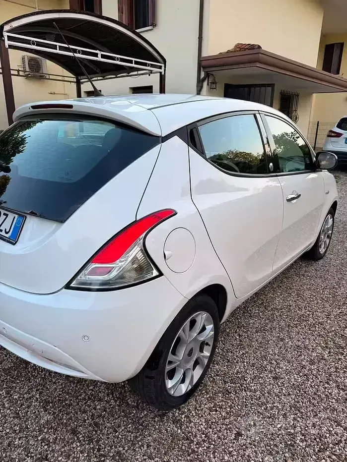 Usata Lancia Ypsilon Gold 69 CV (50 kW) 2016 Bianco Utilitaria