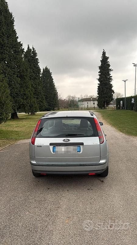 Usata Ford Focus 90 CV (66 kW) 2005 Grigio Station wagon