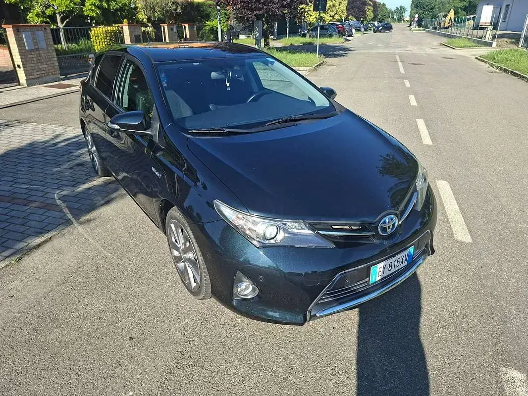 Usata Toyota Auris Hybrid Lounge 99 CV (72 kW) 2015 Blu/azzurro Berlina