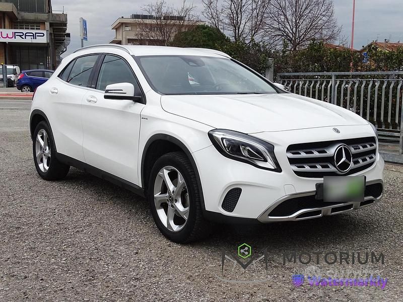Käytetty Mercedes GLA180 AMG 109 HP (80 kW) 2018 Valkoinen Katumaasturi
