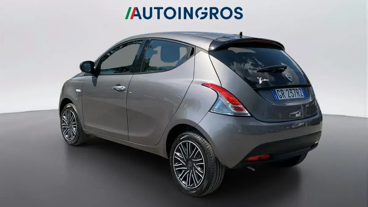 Usata Lancia Ypsilon Silver 69 CV (50 kW) 2023 Grigio Utilitaria