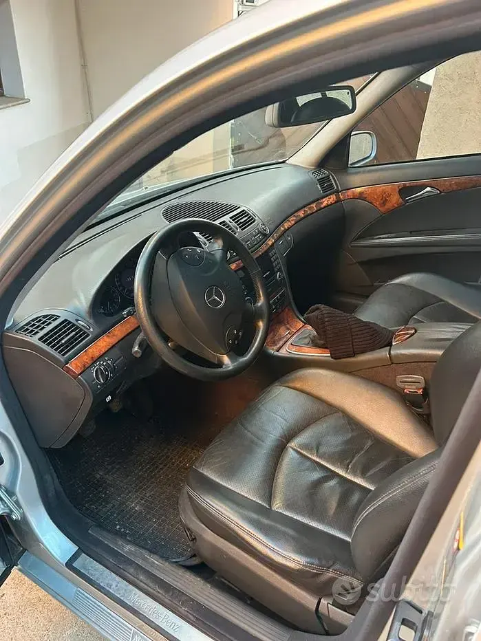 Usata Mercedes E270 170 CV (125 kW) 2004 Grigio Berlina