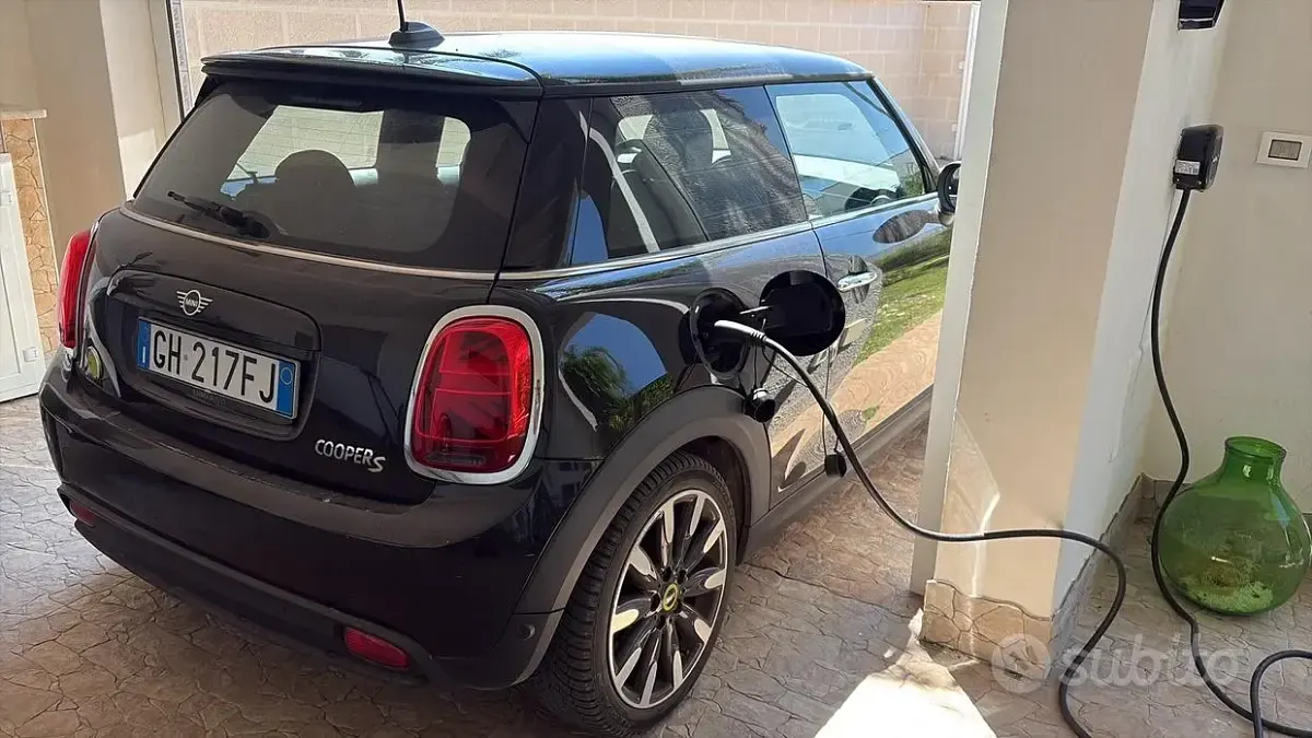 Usata Mini Cooper SE 75 kW (102 CV) 2022 Nero Utilitaria