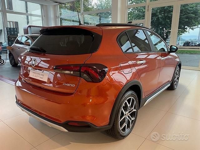 Usata Fiat Tipo Cross 130 CV (95 kW) 2023 Blu Utilitaria