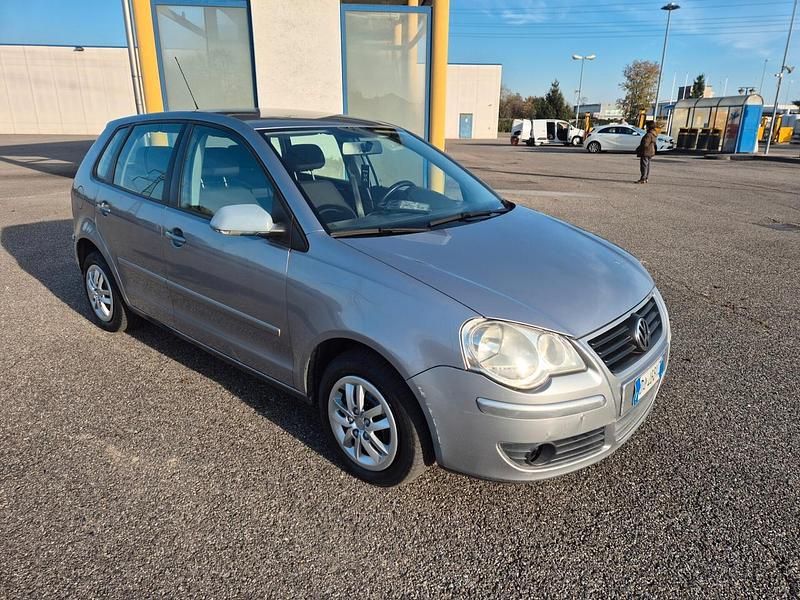 Argento Usata 2006 VW Polo Comfortline Tre volumi | 2400 € (Ottimo prezzo) - Immagine 1/4