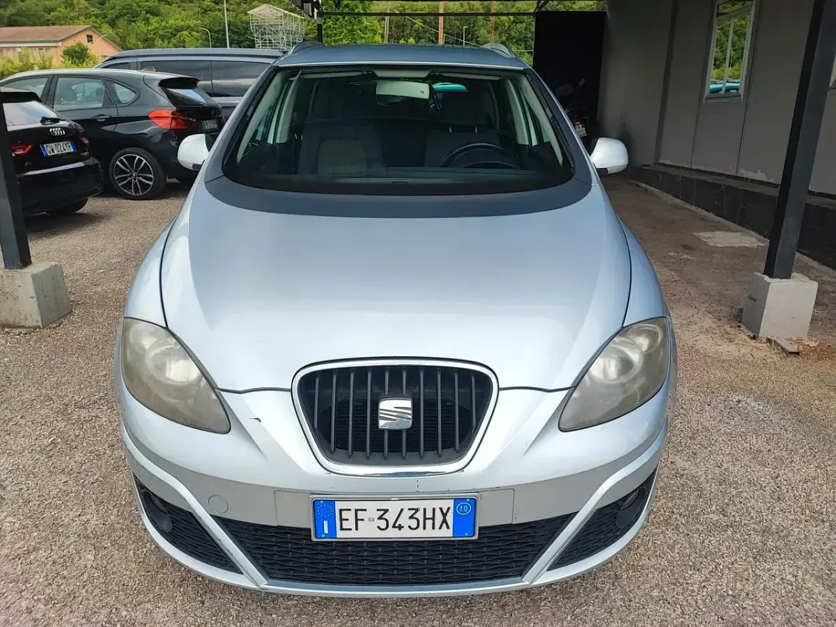 Begagnad Seat Altea XL Style 104 HK (76 kW) 2010 Silver Minibuss