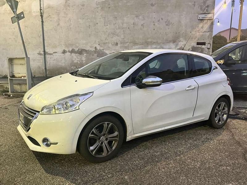 Usata Peugeot 208 Allure 68 CV (50 kW) 2013 Bianco Utilitaria