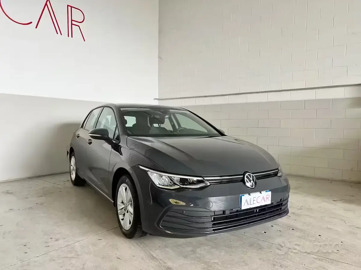 Usata VW Golf VIII Life 116 CV (85 kW) 2022 Grigio Berlina
