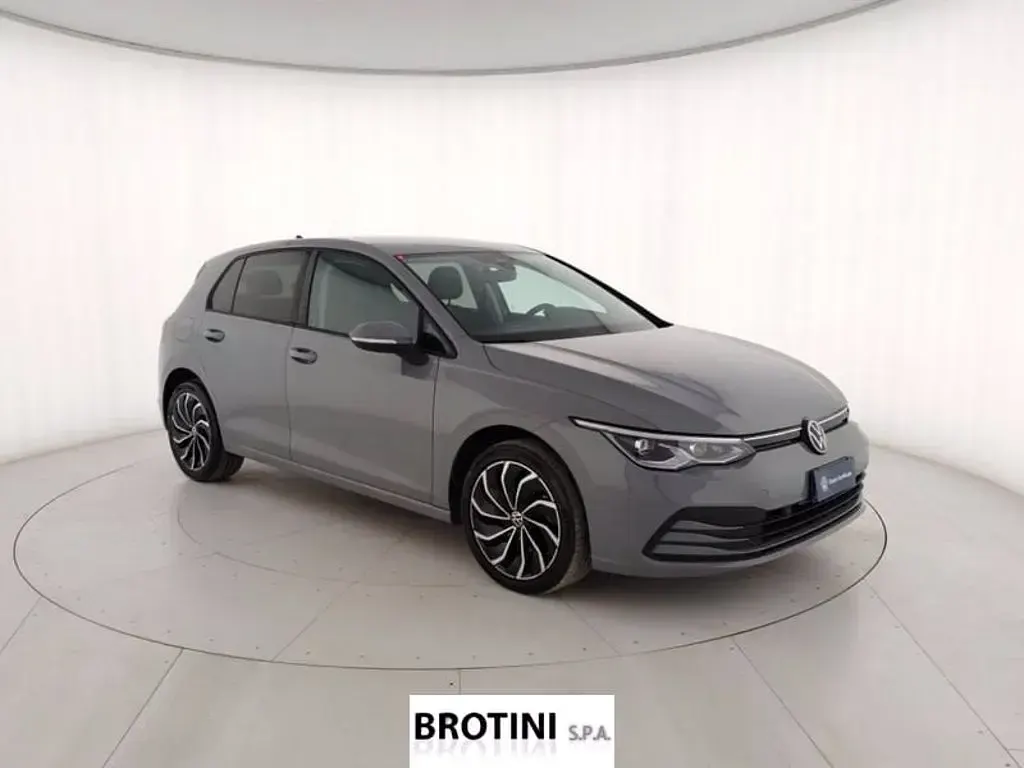 Usata VW Golf VIII Life 110 CV (80 kW) 2023 Grigio metallizzato Berlina
