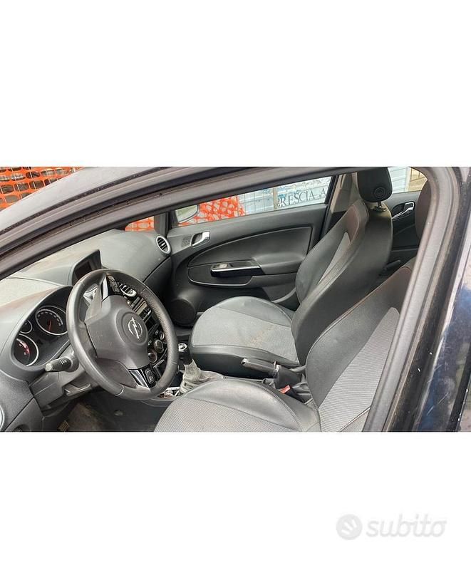 Usata Opel Corsa 90 CV (66 kW) 2006 Nero Berlina