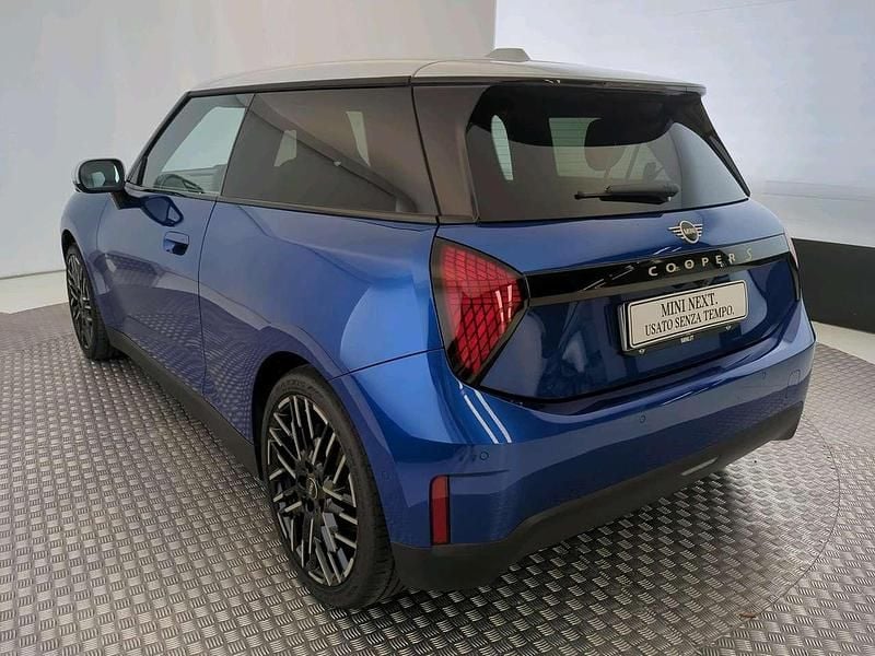 Usata Mini Cooper SE Favoured 160 kW (218 CV) 2024 Blu/azzurro Utilitaria