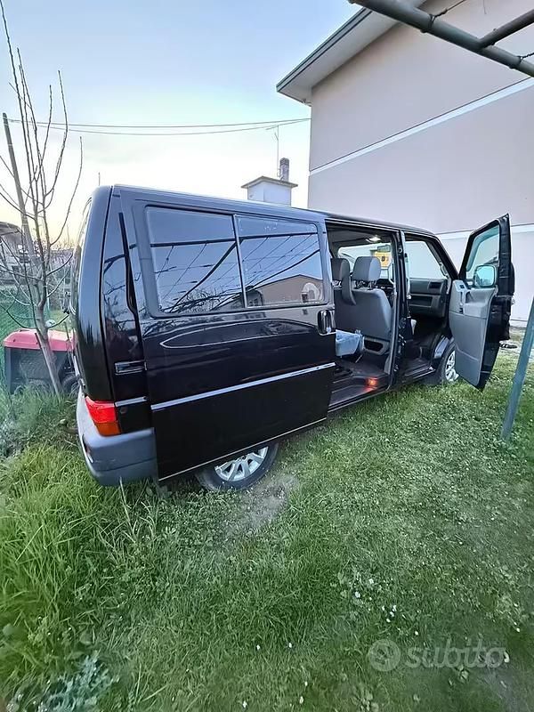 Usata VW Caravelle 102 CV (75 kW) 2004 Nero Furgone