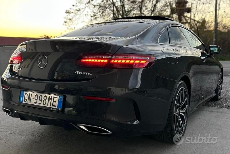 Usata Mercedes E300 Premium Plus 265 CV (194 kW) 2023 Grigio scuro Coupé