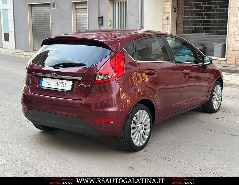 Usata Ford Fiesta Titanium 96 CV (70 kW) 2010 Viola Utilitaria