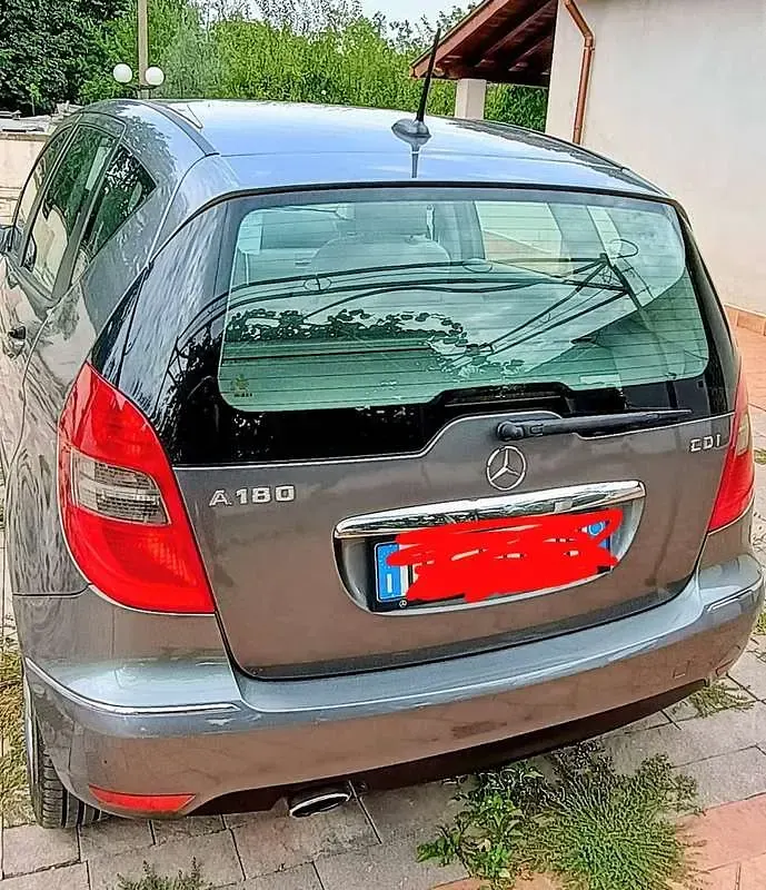 Usata Mercedes 180 Avantgarde 109 CV (80 kW) 2009 Grigio Berlina