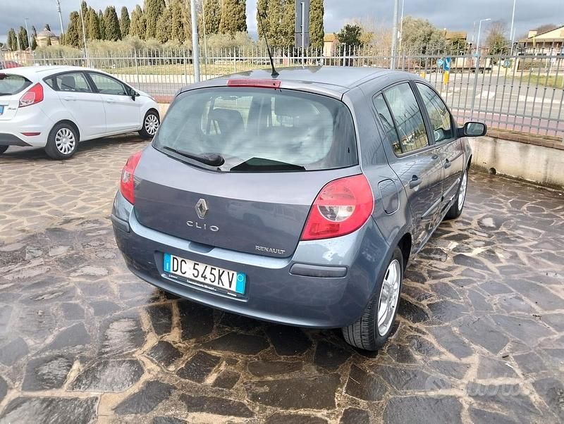 Usata Renault Clio II Dynamique 85 CV (62 kW) 2006 Blu Berlina